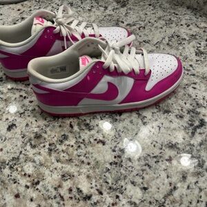 Pink and white Nike Dunk Low trainers Size 7Y
Womens 8/8.5 Used